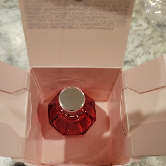 Viktor & Rolf FLOWERBOMB 7ml/.24oz Women's Eau De Parfum - Picture 2 of 2